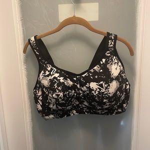 Livi active sports bra 42DDD Black and white, good condition